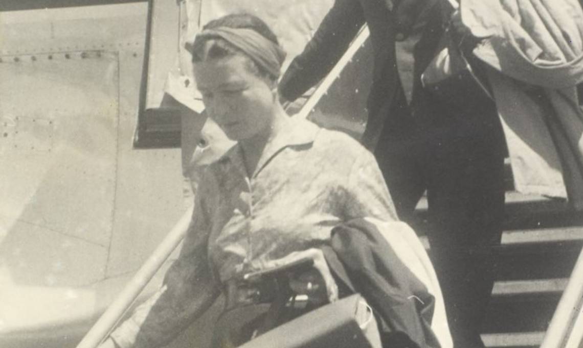 Simone de Beauvoir descendant d'avion au Brésil, en 1960 - source : WikiCommons