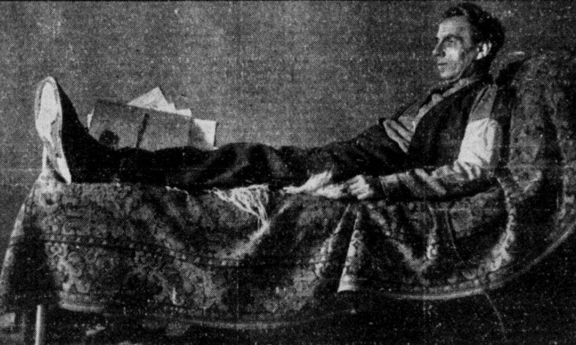 Louis-Ferdinand Céline sur son lit de prison à Copenhague, 1952 - source : RetroNews-BnF