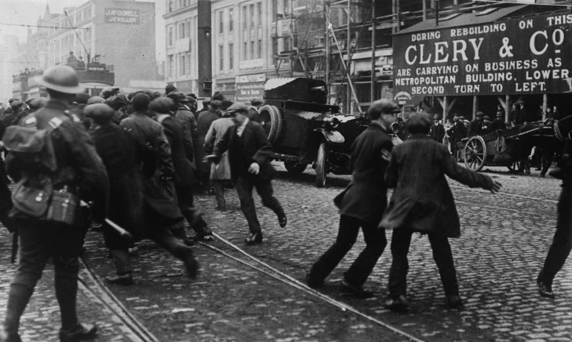 Dublin (Irlande), une charge par la police en auto-blindée, Agence Rol, 1920 - source : Gallica-BnF