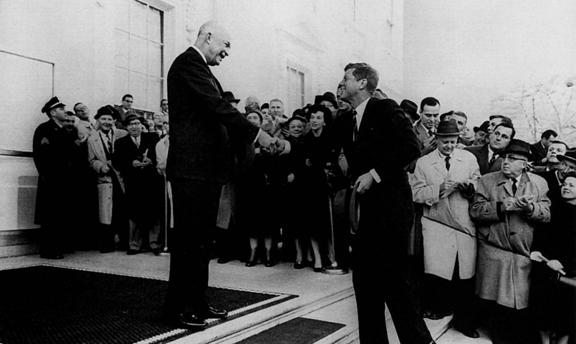 Kennedy serre la main de Dwight Eisenhower après sa nomination en tant que président des Etats-Unis,1961 - source : WikiCommons