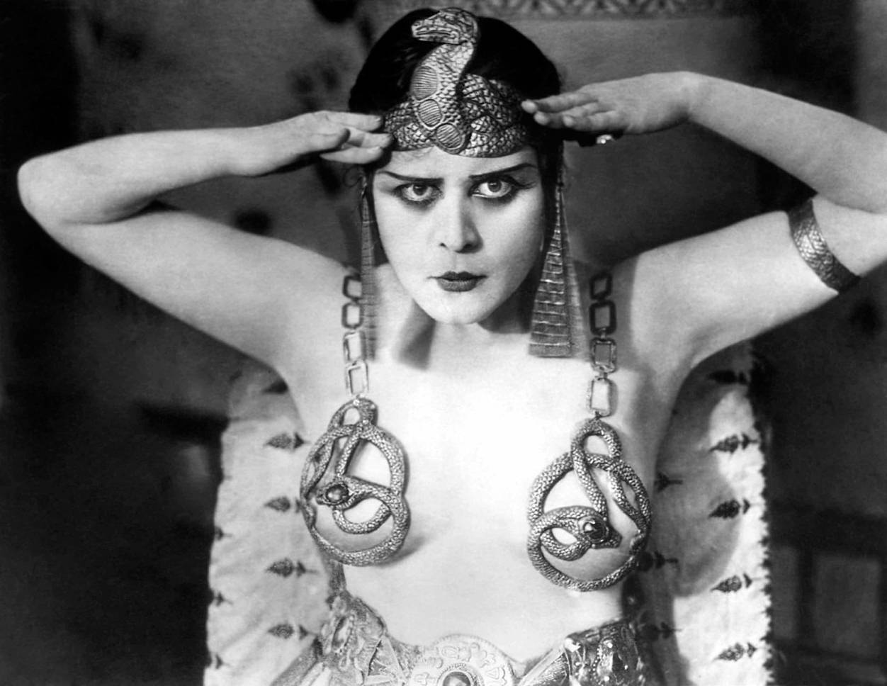 Theda Bara dans « La Reine des Césars », 1917 - source : WikiCommons