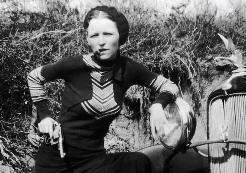 Bonnie Parker avec un revolver et le cigare aux lèvres, 1933 - source : FBI-WikiCommons