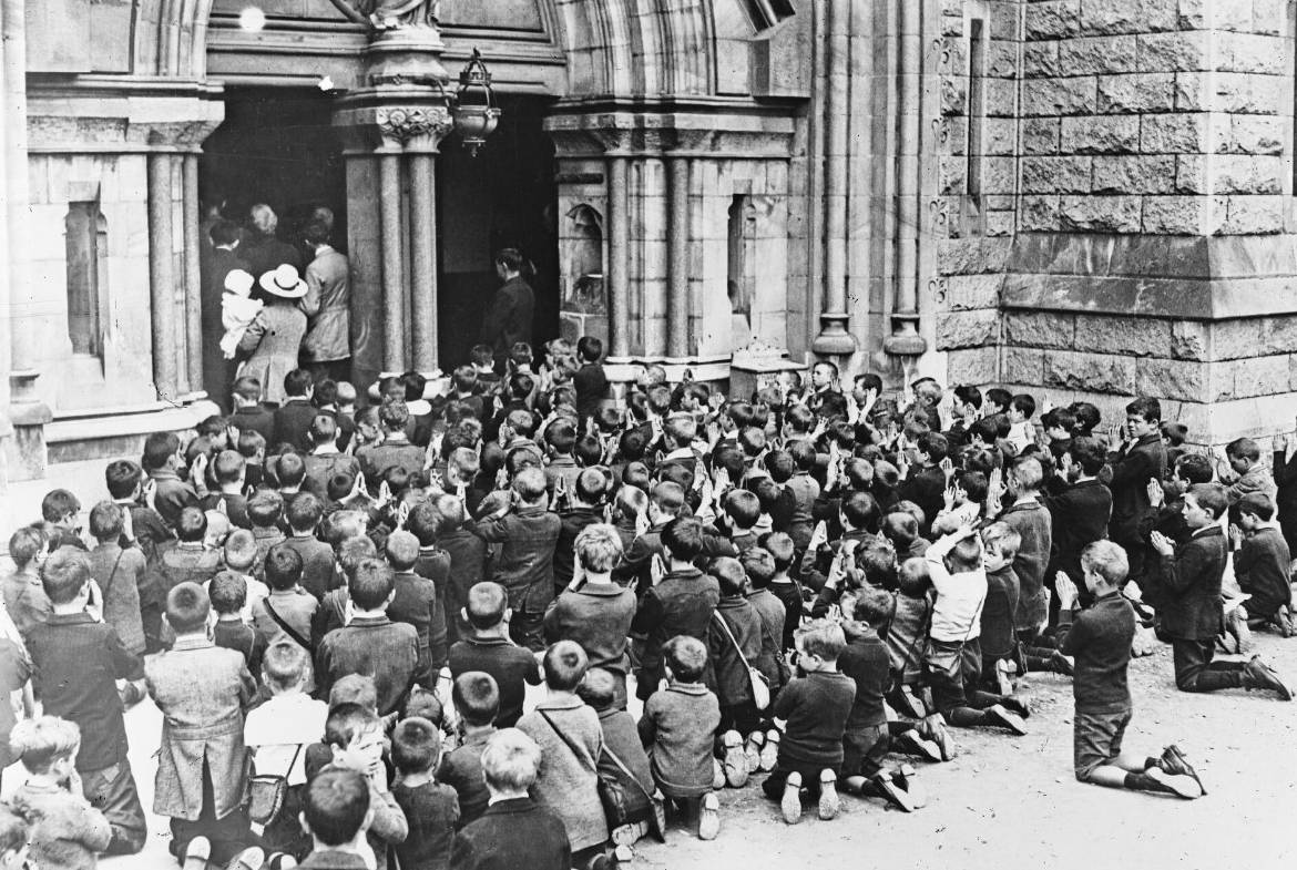 Dublin, prière pour le lord-maire de Cork, Agence Rol, 1920 - source : Gallica-BnF